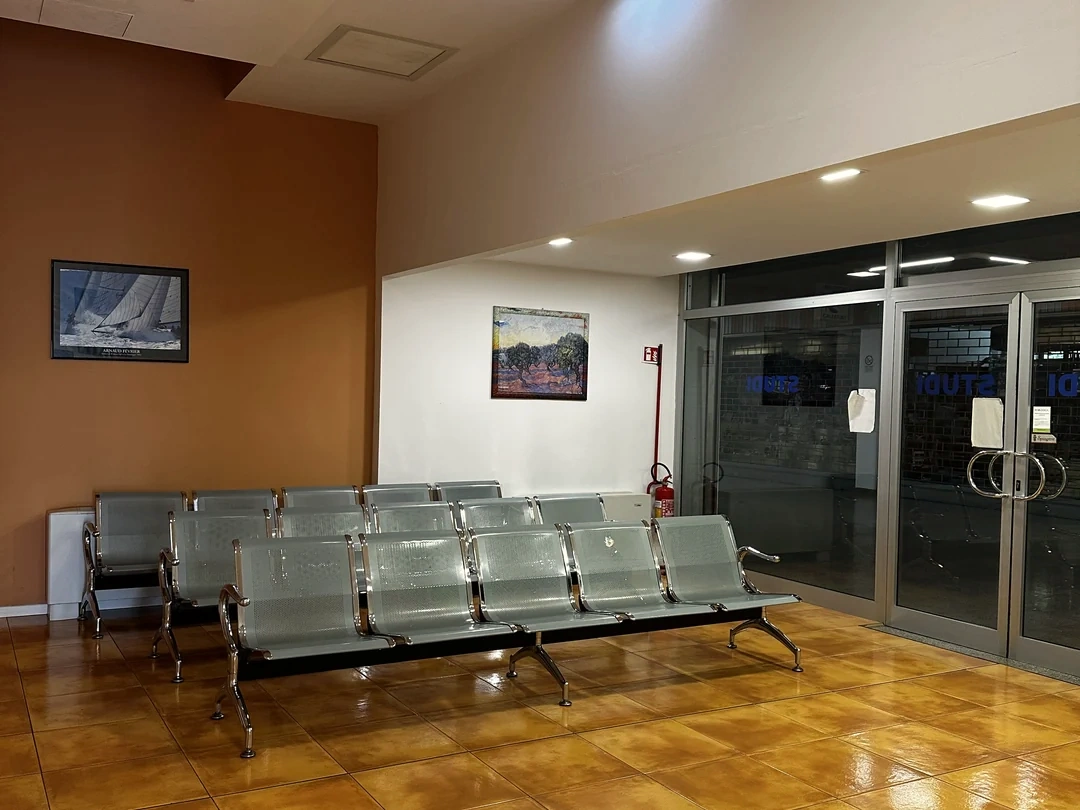 Sala d’attesa con sedute e ingresso dello studio